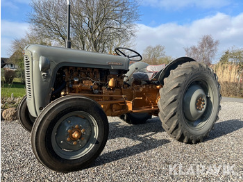 MASSEY FERGUSON Traktor