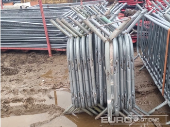 Baugeräte Bundle of Metal Safety Barriers (2 of): das Bild 2