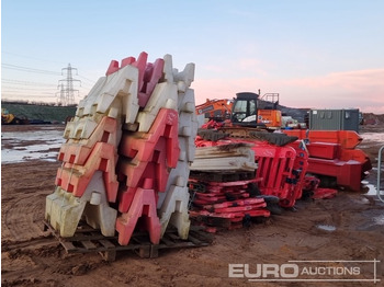 Baugeräte Bundle of Water Filled Barriers (4 of), Bundle of Plastic Barriers (2 of): das Bild 5