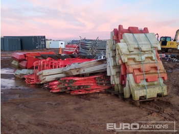 Baugeräte Bundle of Water Filled Barriers (4 of), Bundle of Plastic Barriers (2 of): das Bild 3