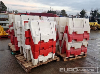 Baugeräte Pallet of Water Filled Barriers (5 of): das Bild 5