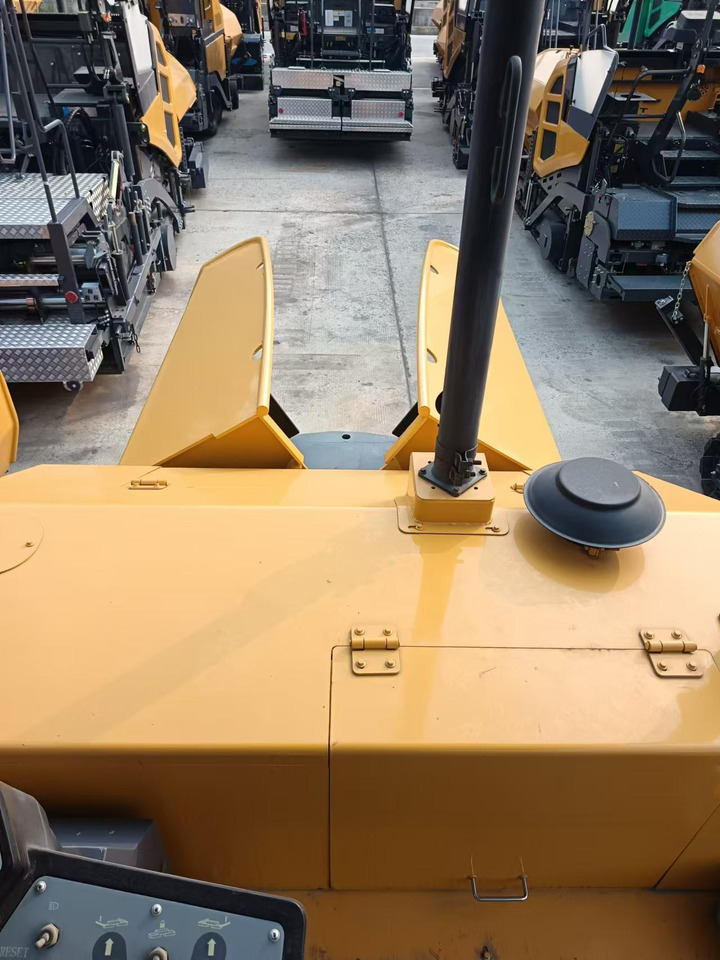 Asphaltfertiger/ Straßenfertiger XCMG Official Road Machinery Used Asphalt Paver RP453L 3.4m  Small Asphalt Paver Price: das Bild 6