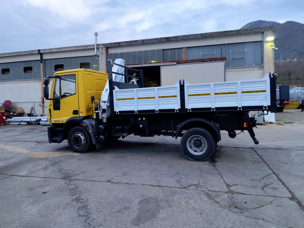 Autokran IVECO EUROCARGO 120E28P: das Bild 34