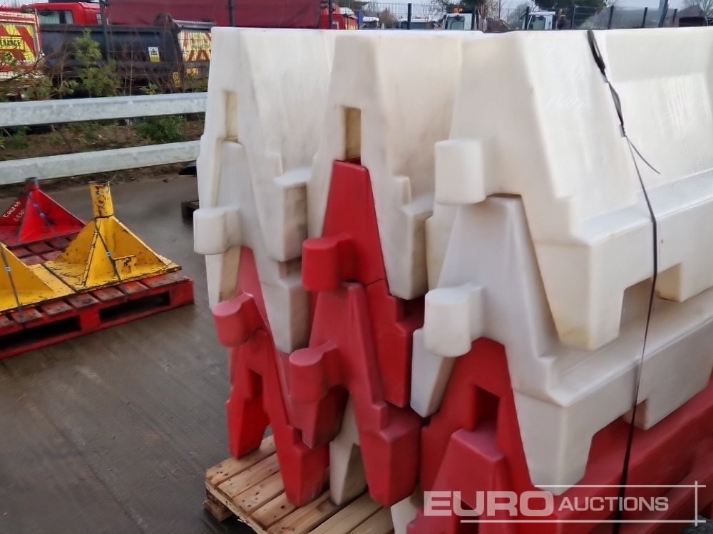 Baugeräte Pallet of Water Filled Barriers (5 of): das Bild 12